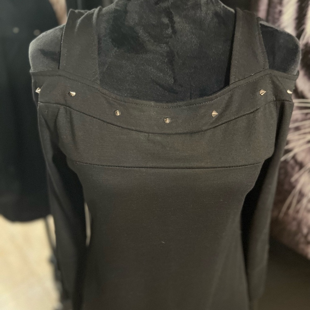 EUC- SUPER CUTE OFF THE SHOULD TOP WITH STUDS AND LACE UP SLEEVES SZ S